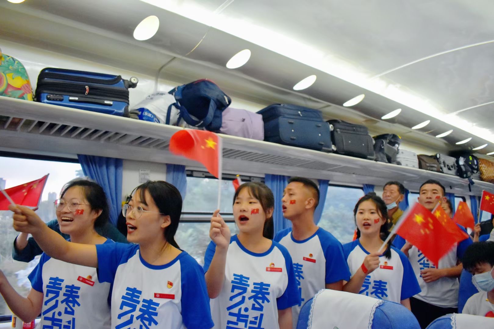 指導老師與隊員唱響車廂。（康晨宇攝）