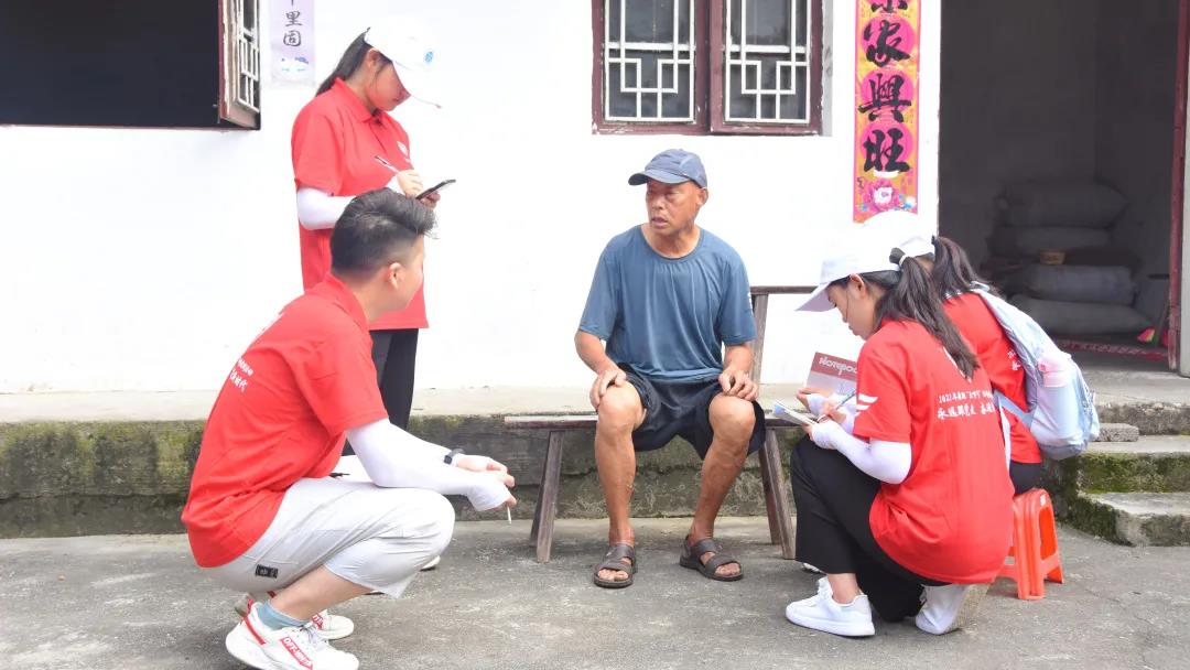 圖為實踐團調研隊拜訪”光榮在黨50年”的老黨員陳正永