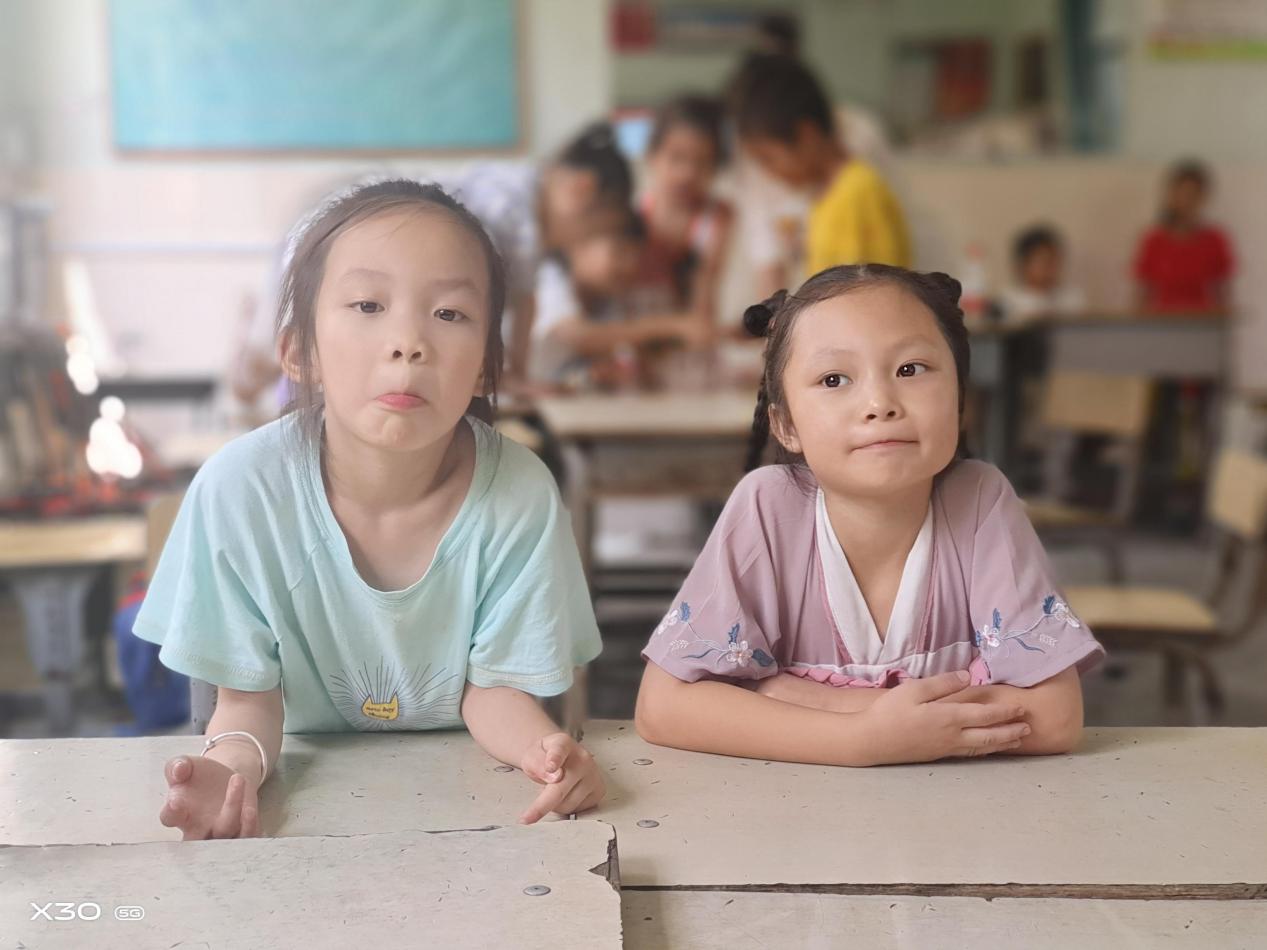 課間休息時的兩個小女孩