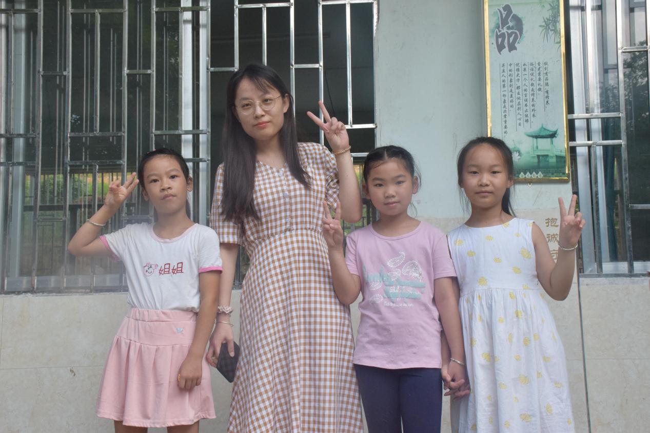 放學后，孩子們主動和志愿者們拍照留戀