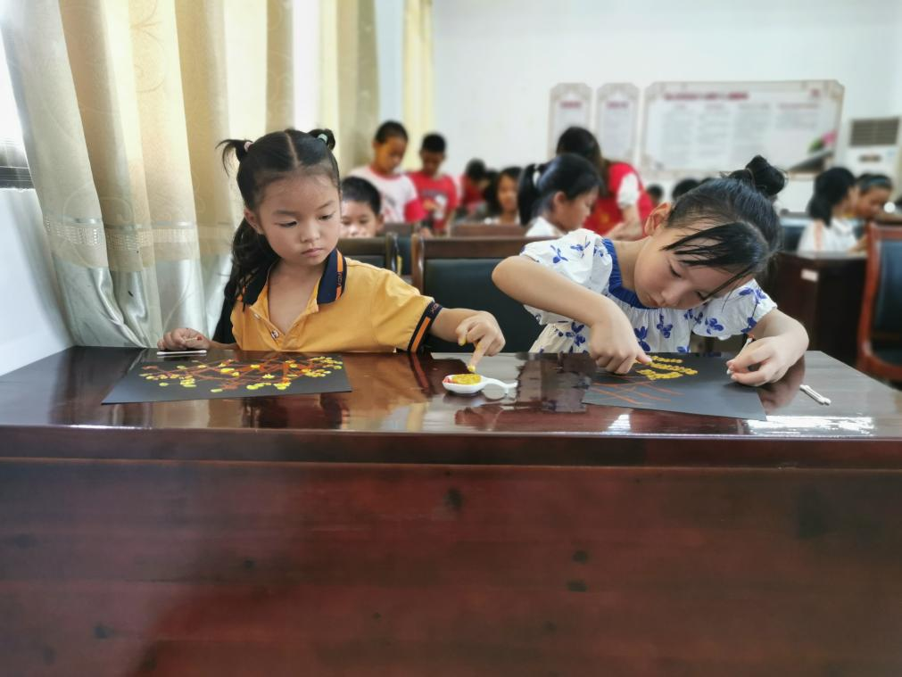 圖為在黨史教育手工制作課上，同學(xué)們認(rèn)真學(xué)習(xí)制作手工作品