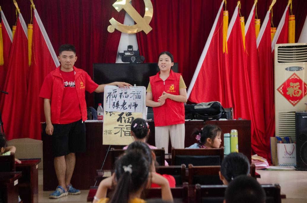 圖為在書法課上，書法老師正在授課