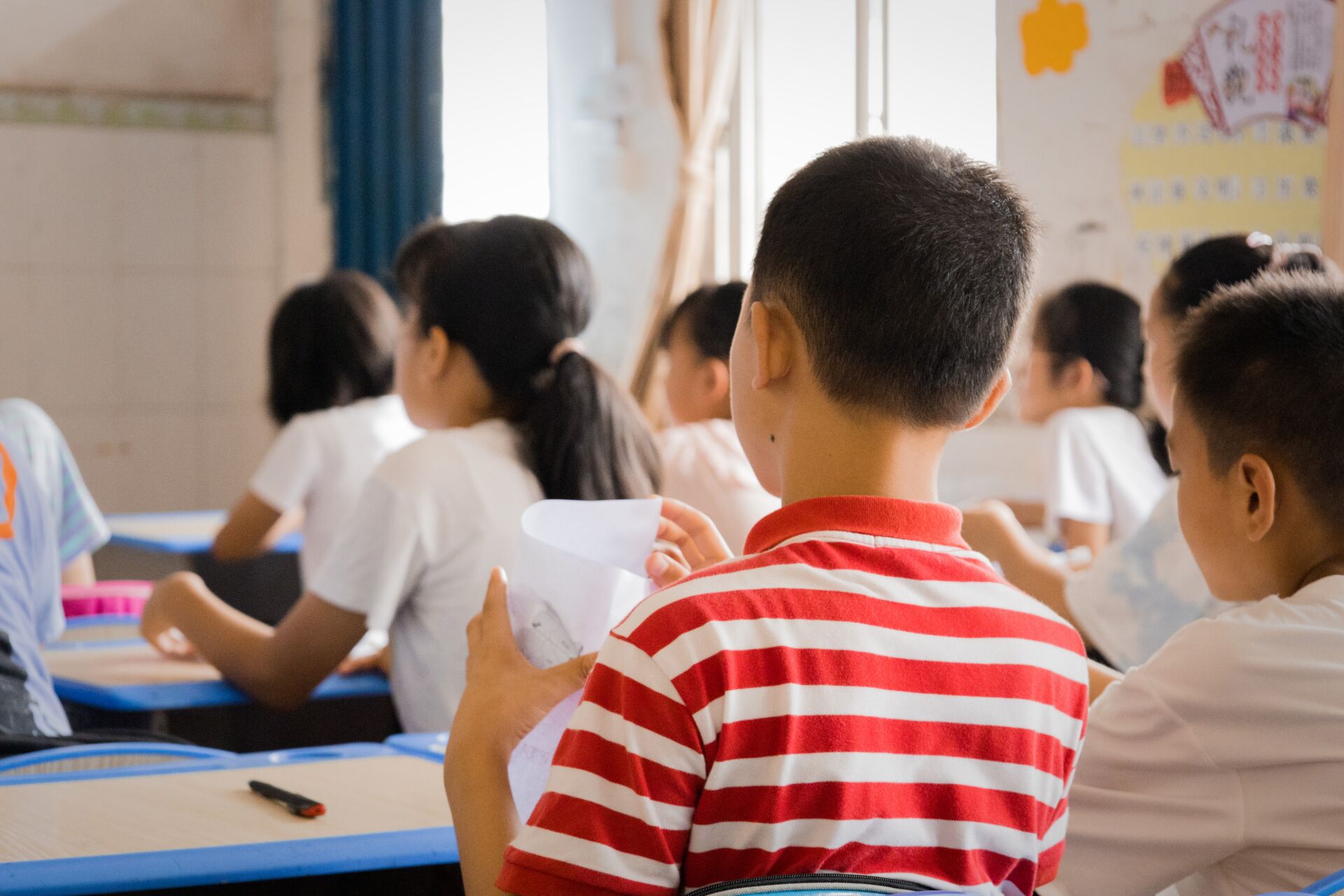 孩子們在上手工課