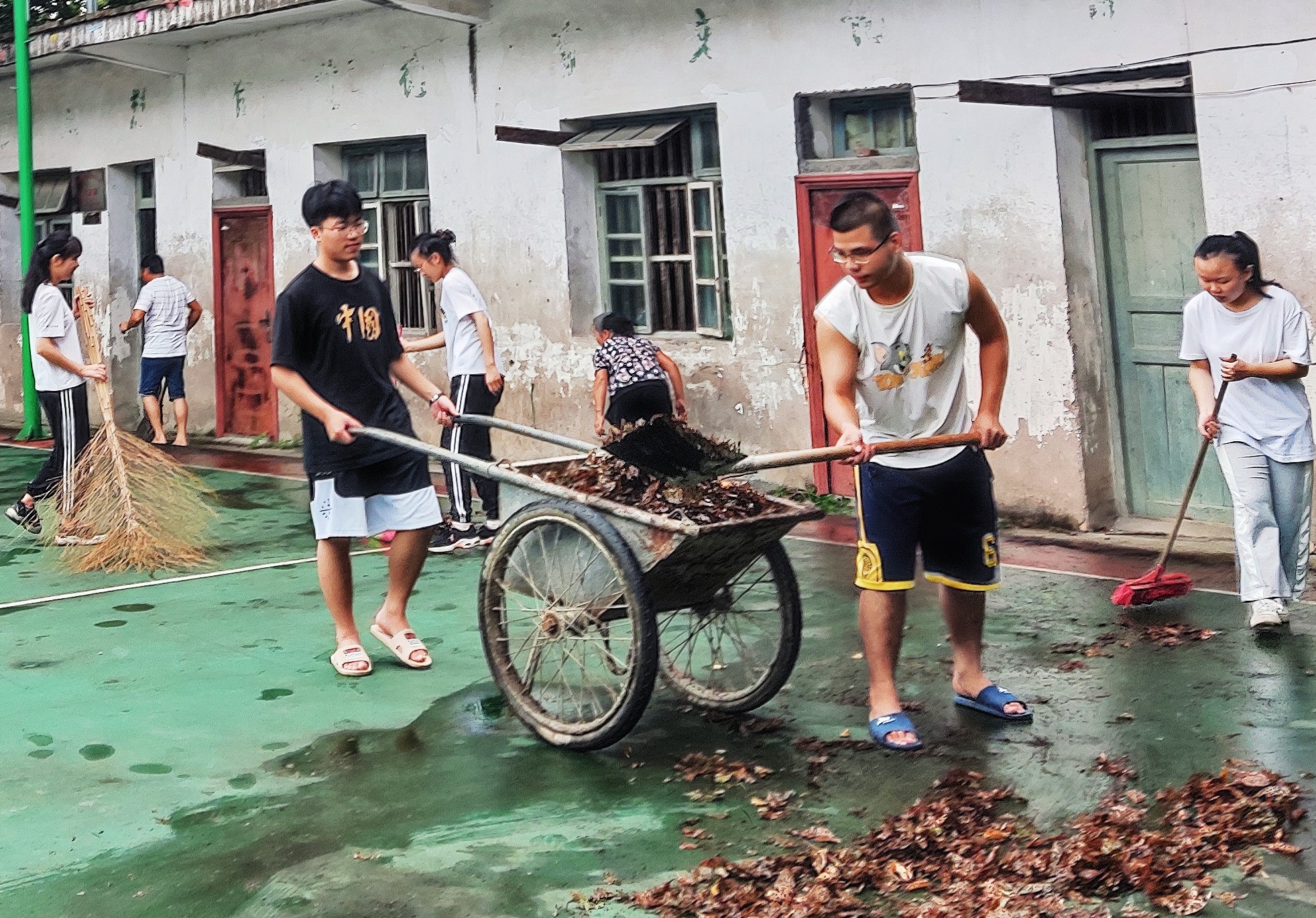 思安頭小學支教隊和熱心村民們一起打掃教學地點