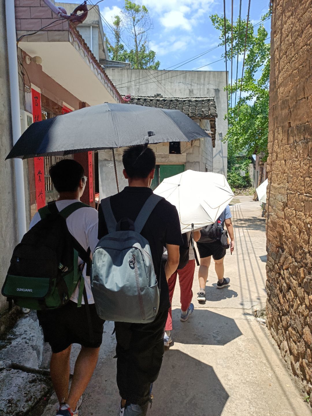 支教隊員們走在家訪的路上