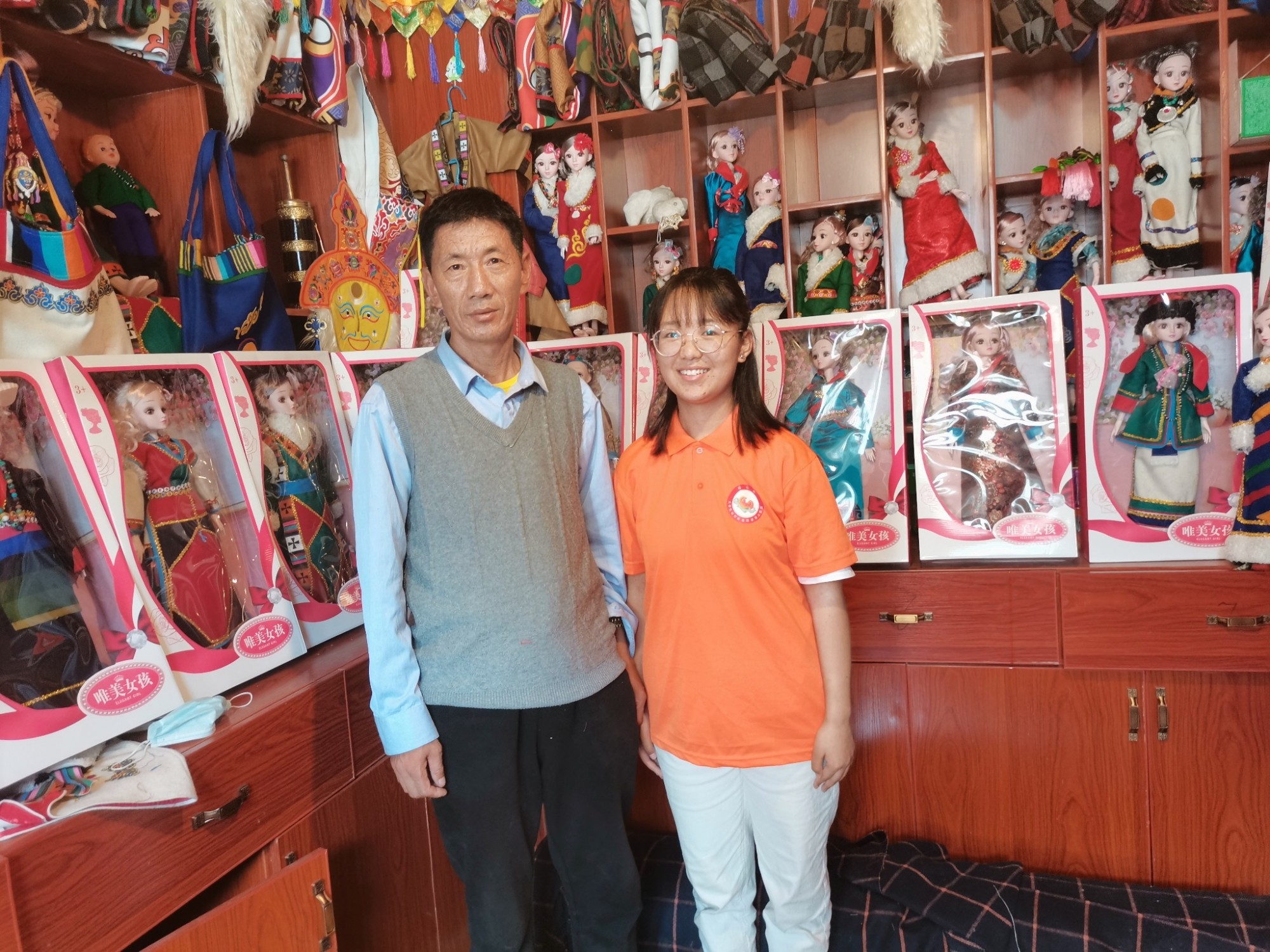 圖為實(shí)踐隊(duì)隊(duì)員尋訪藏族服飾制作傳承人邊覺，調(diào)研藏族服飾特色產(chǎn)業(yè)。白瑪拉姆供圖