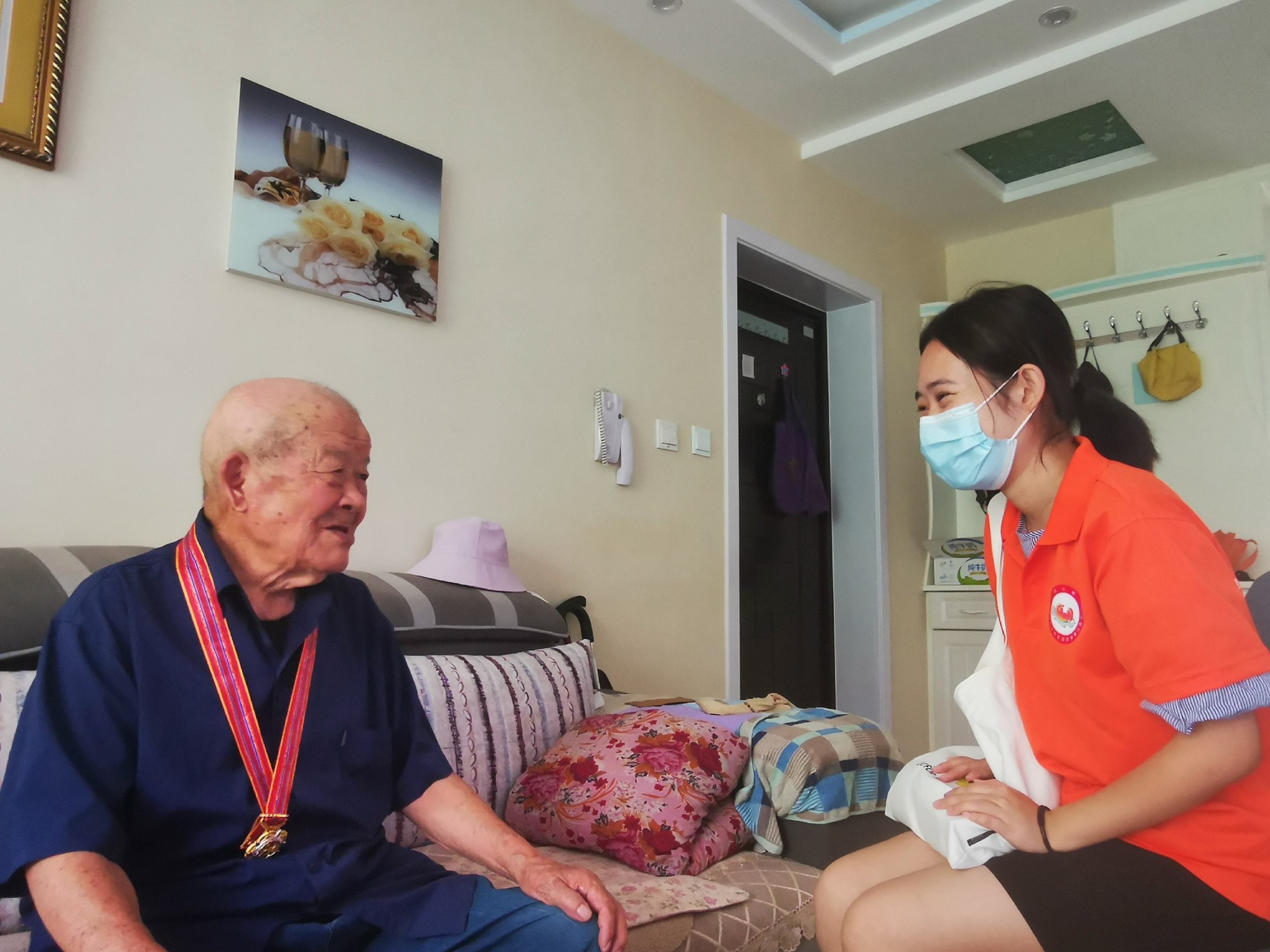 圖為實(shí)踐隊(duì)員專訪退伍后投身邊疆經(jīng)濟(jì)建設(shè)的道德模范何全斌。趙葦黛供圖