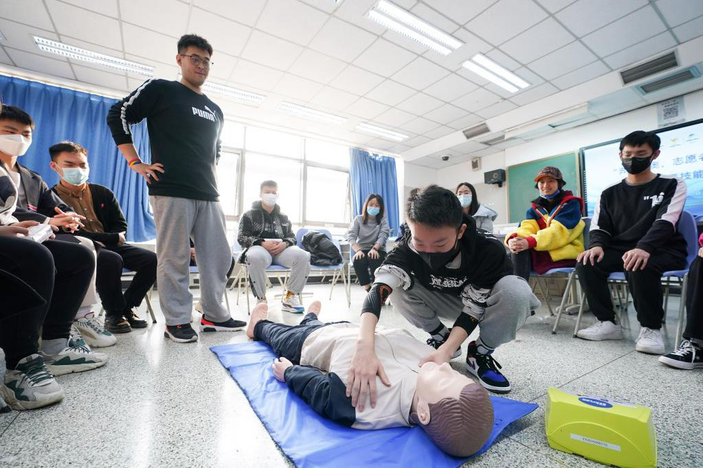 北京體育大學的冬奧志愿者們在接受應急救護培訓。新華社記者 鞠煥宗 攝