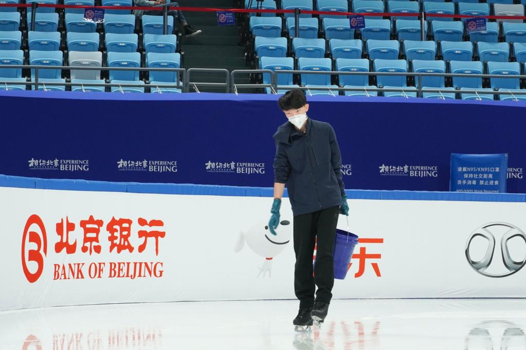 2021-2022賽季亞洲花樣滑冰公開賽前，楊曦為賽前訓練的運動員補冰。新華社發(fā)（樊康攝）