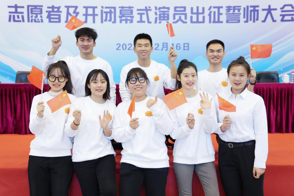 于依鷺（前排左二）在北京體育大學體育館內(nèi)與志愿者同學合影。 新華社記者 鞠煥宗 攝