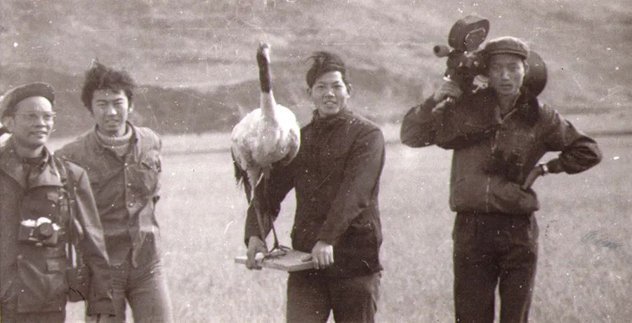 1983年，奚志農(nóng)（右一）在科教片拍攝現(xiàn)場(chǎng)（首發(fā)/《中國(guó)攝影》 攝影／奚志農(nóng)　采訪／王江
）