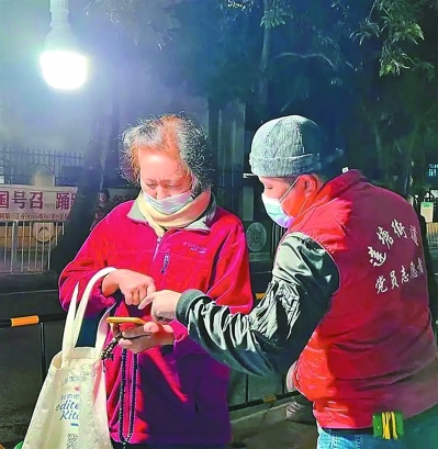 羅湖區(qū)蓮塘街道防疫志愿者古鈞元忙碌在核酸采樣現(xiàn)場(chǎng)_b
